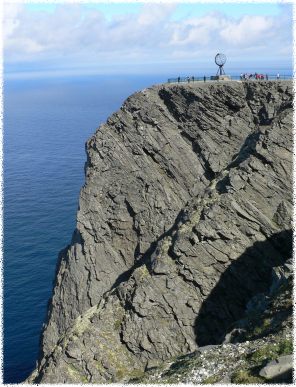 [Il promotorio di Nordkapp con il famoso Globo]