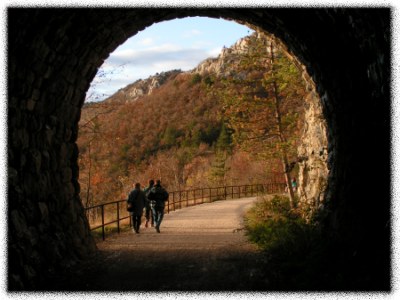 [L'ex ferrovia ora pista ciclabile - prima galleria]