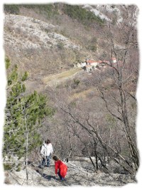 [La salita verso il Monte Carso con Botazzo sullo sfondo]